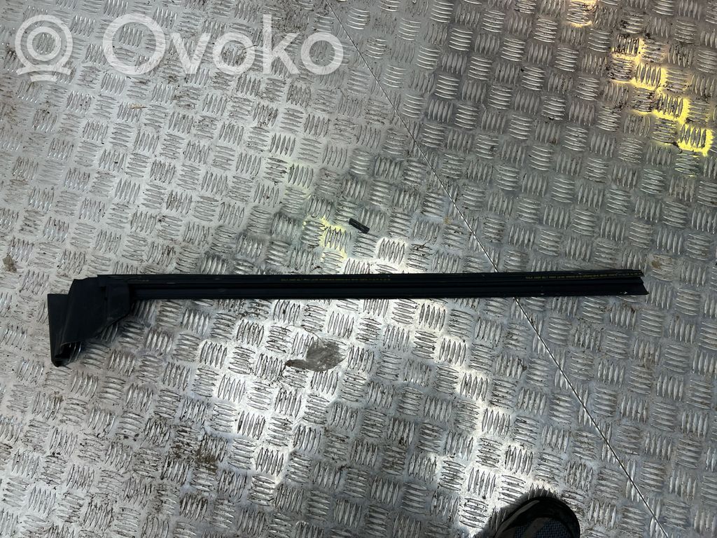 Tesla Model 3 Priekinių durų stiklo apdaila 