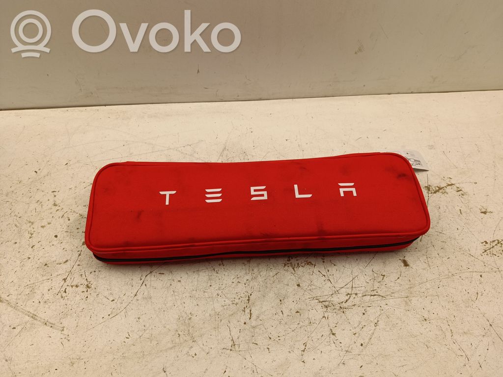 Tesla Model 3 Highland First aid kit 