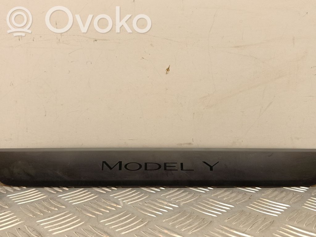 Tesla Model Y Moldura protectora del borde delantero 