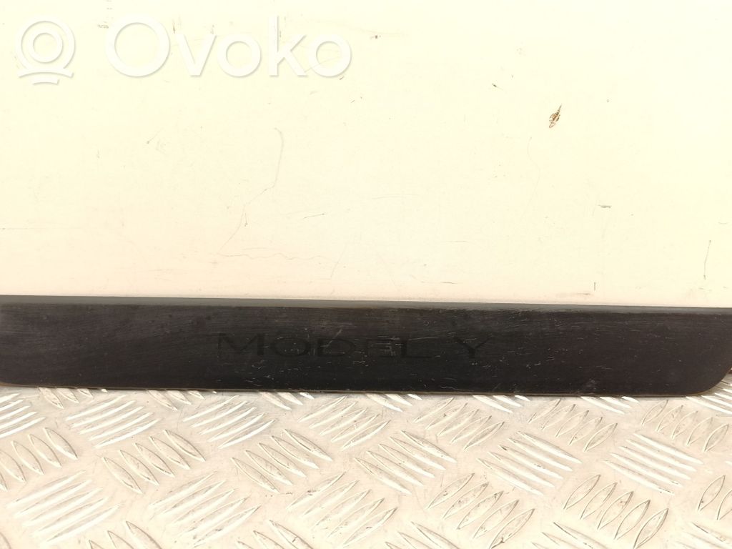 Tesla Model Y Moldura protectora del borde delantero 