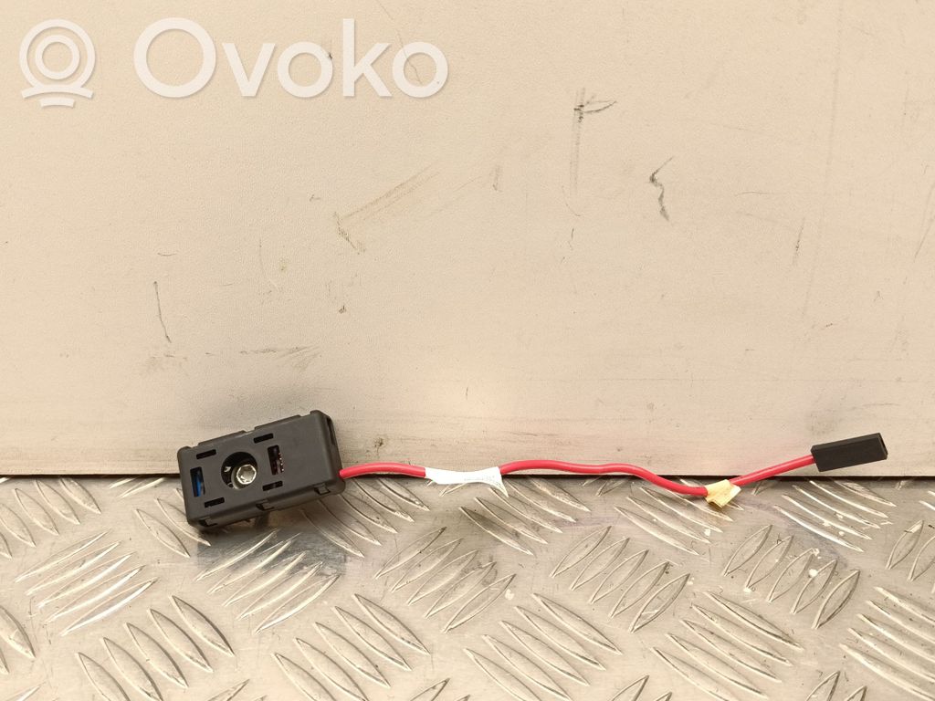 Tesla Model Y Antenos stiprintuvas 