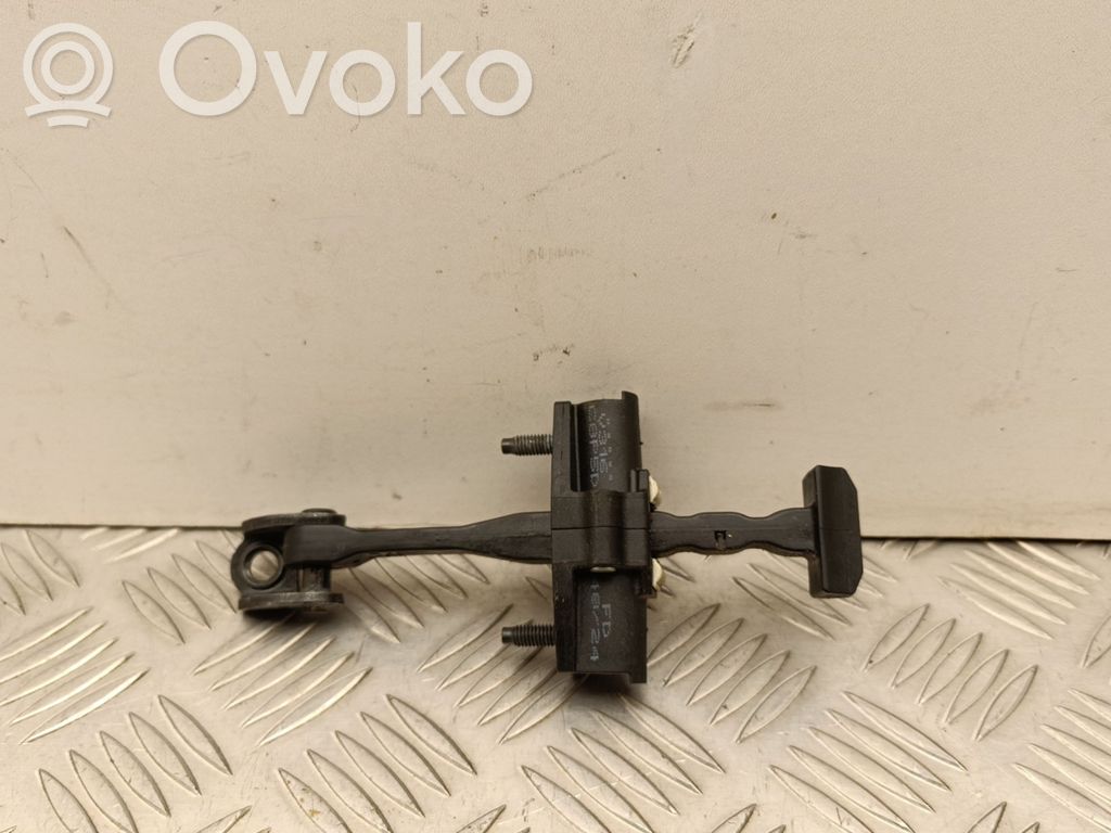 Volvo XC40 Etuoven pidätin 