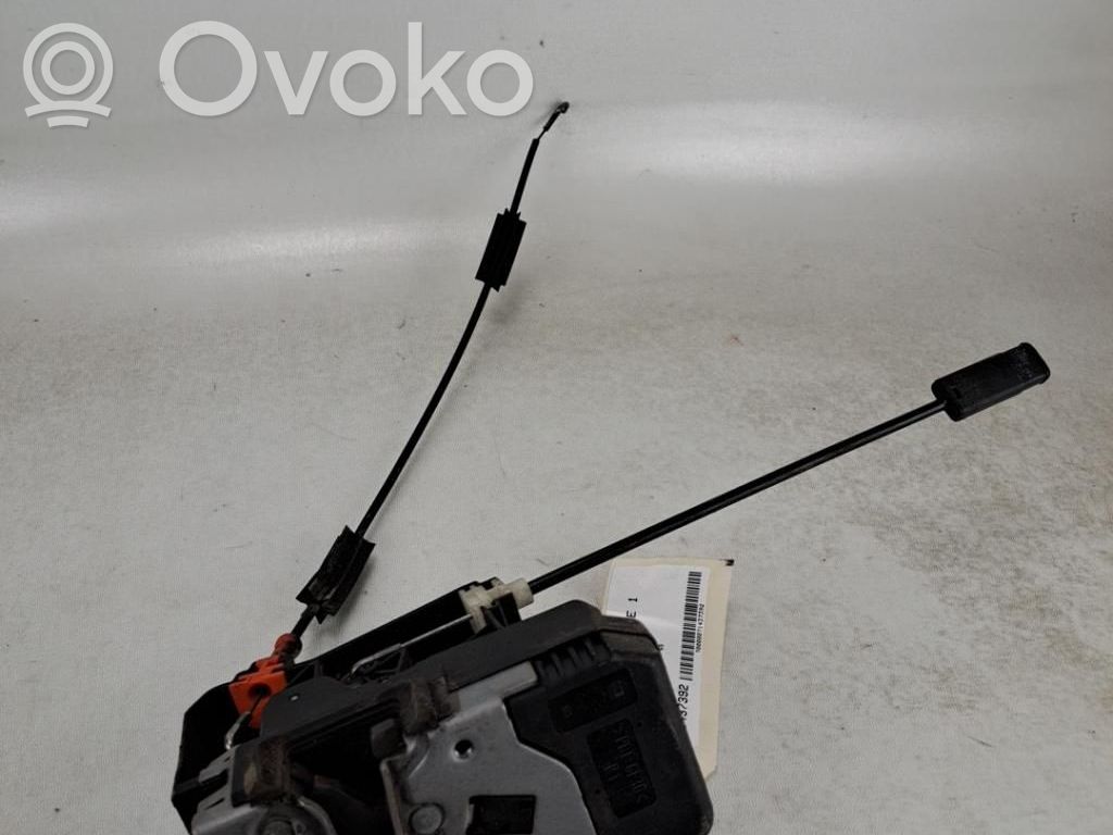 Opel Corsa C Priekšpusē slēdzene 