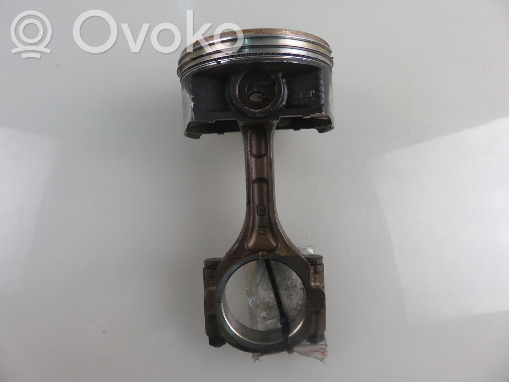 Piston cu bielă