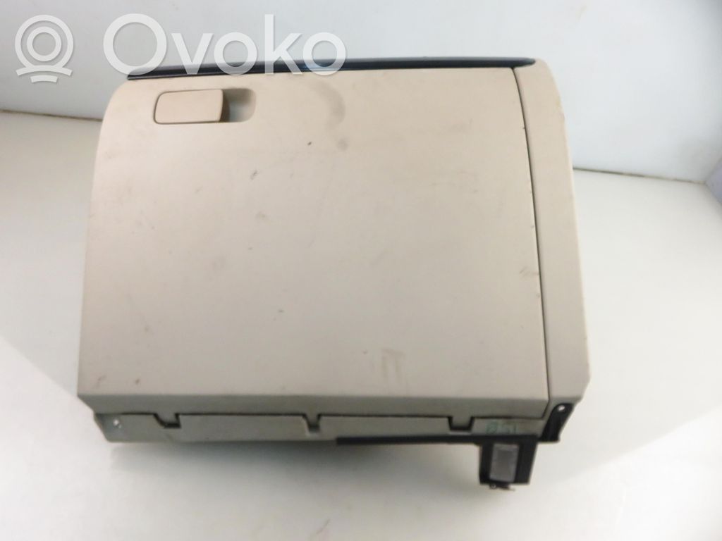 Volkswagen Jetta VI Handschuhfach 
