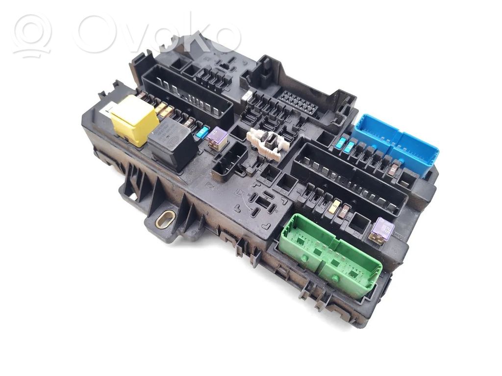 Opel Astra H Fuse module 