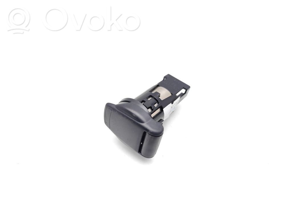 Nissan Juke II F16 Presa 12V (anteriore)