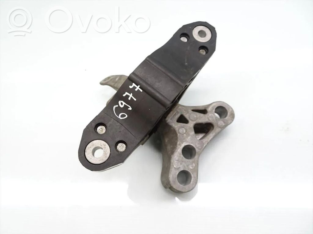 Chevrolet Cruze Engine mount bracket 