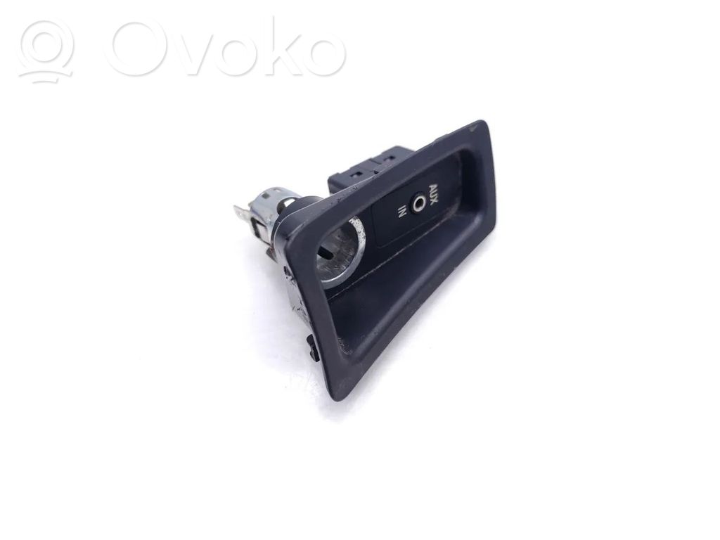 AUX in-socket connector   6930561
