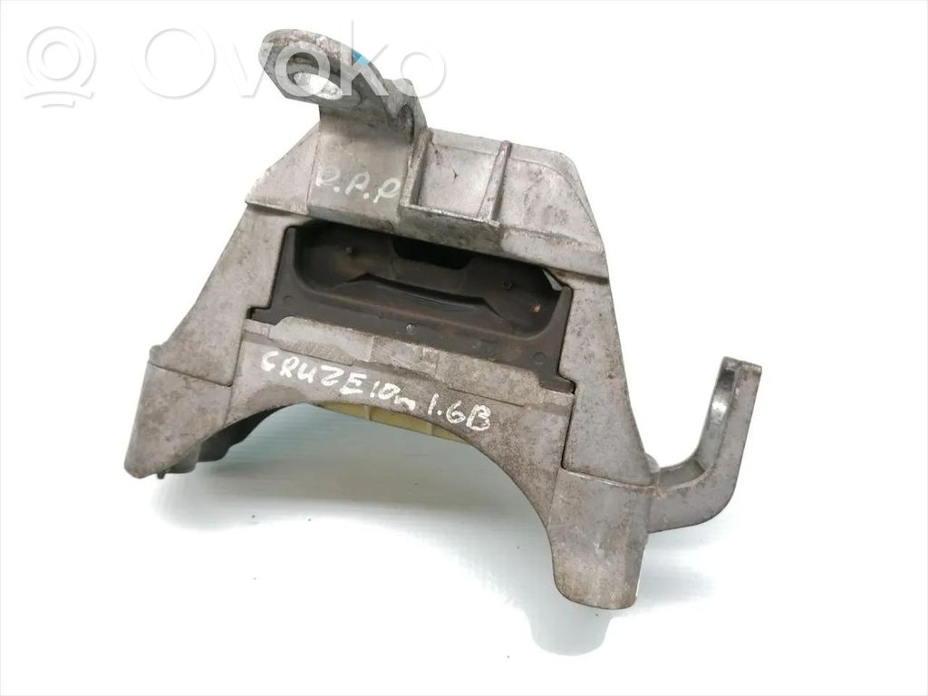 Chevrolet Cruze Engine mount bracket 