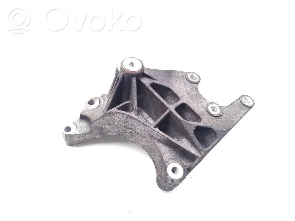 Ohjaustehostimen pumpun kannake   04891593AA