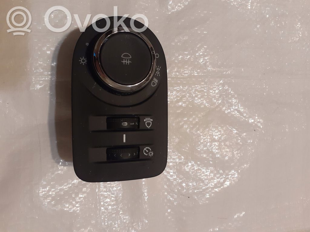 Light switch   13470443