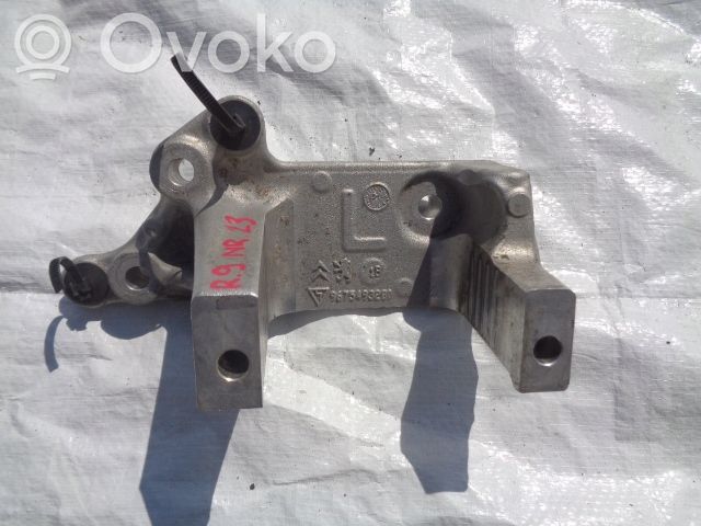 Peugeot 508 Gearbox mounting bracket 