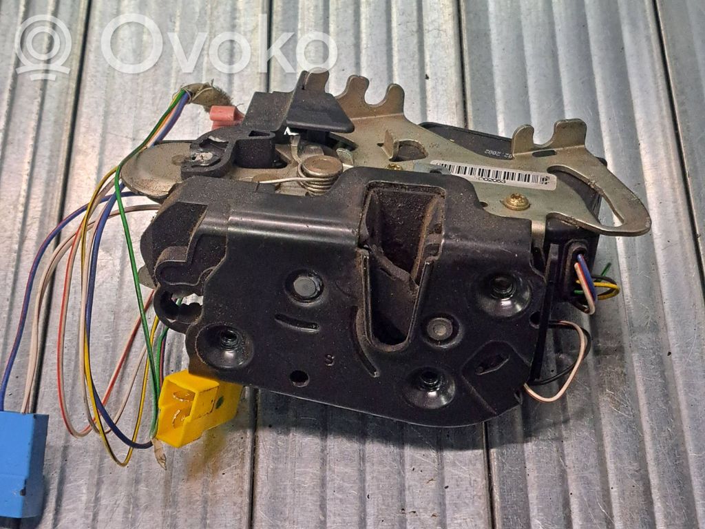 Mercedes-Benz Vaneo W414 Zamek drzwi przednich 