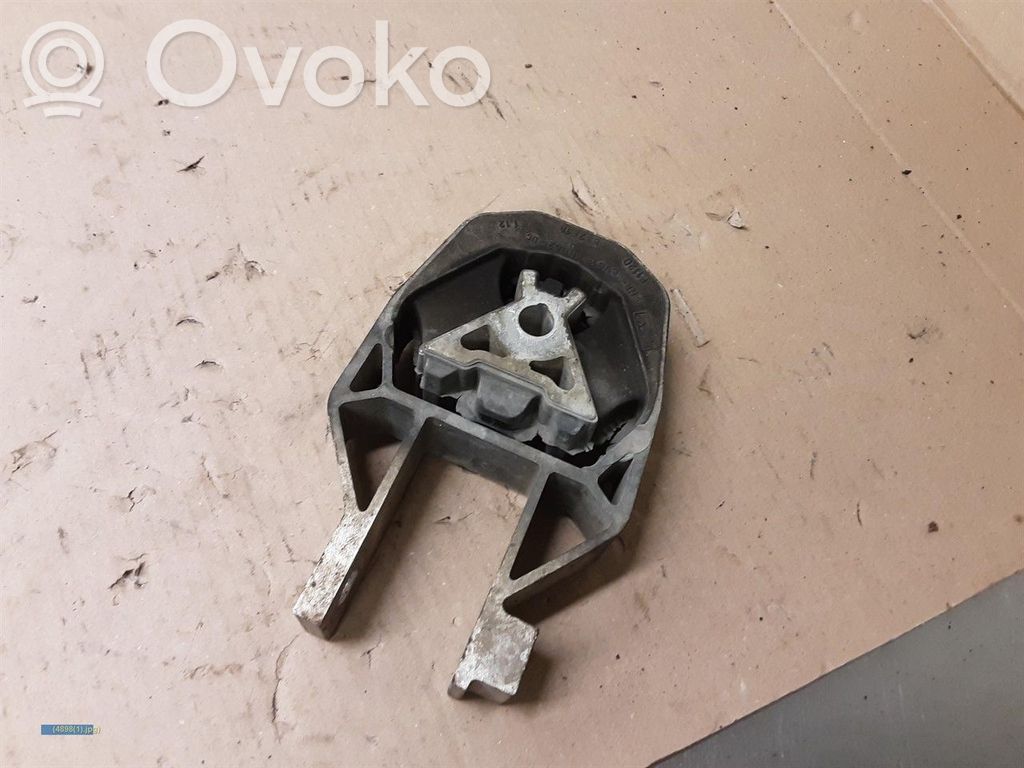 Ford Focus Engine mounting bracket 