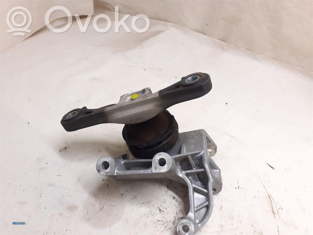 Volvo V40 Engine mounting bracket 