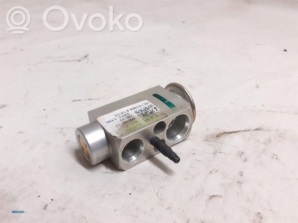 Volvo V40 Air conditioning (A/C) expansion valve 