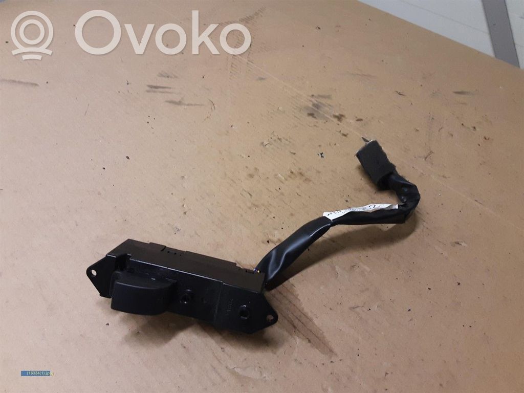 Electric window control switch   MR952052