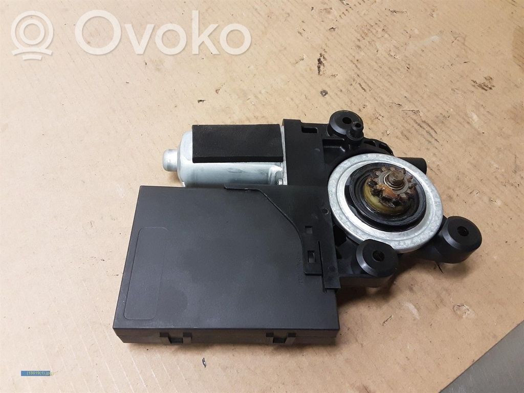 Volvo C30 Silnik regulatora szyby drzwi przednich 