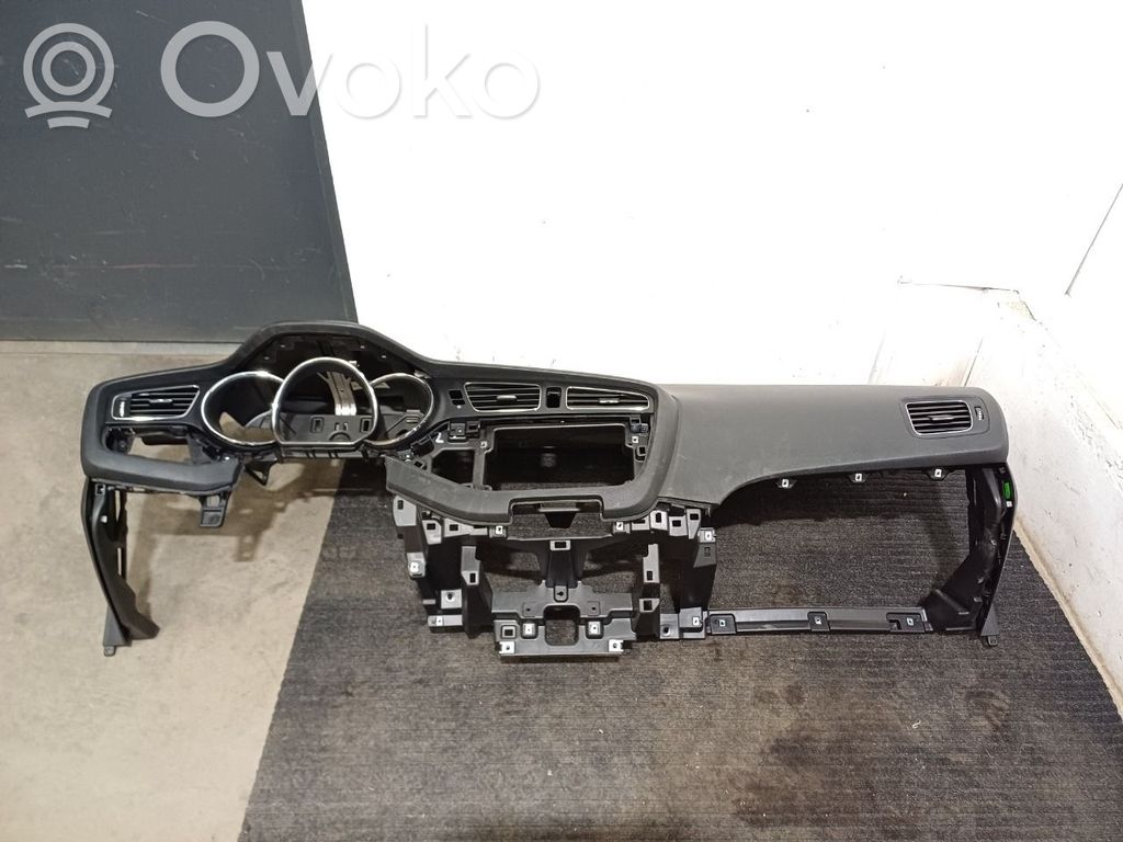 KIA Ceed Панель 