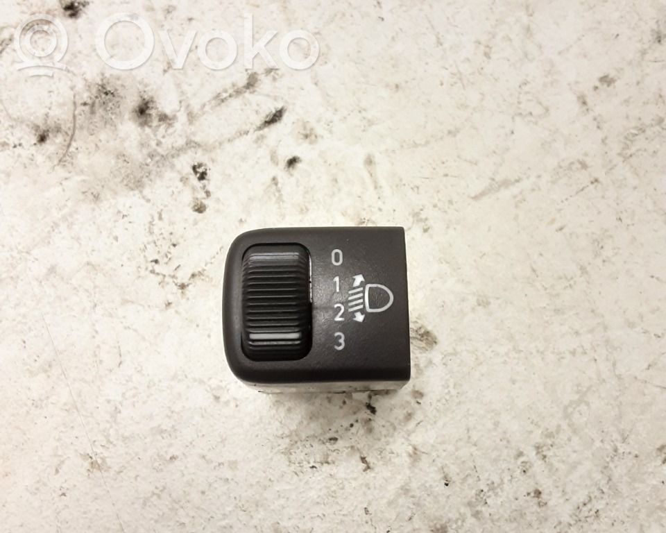 Light switch   4736906