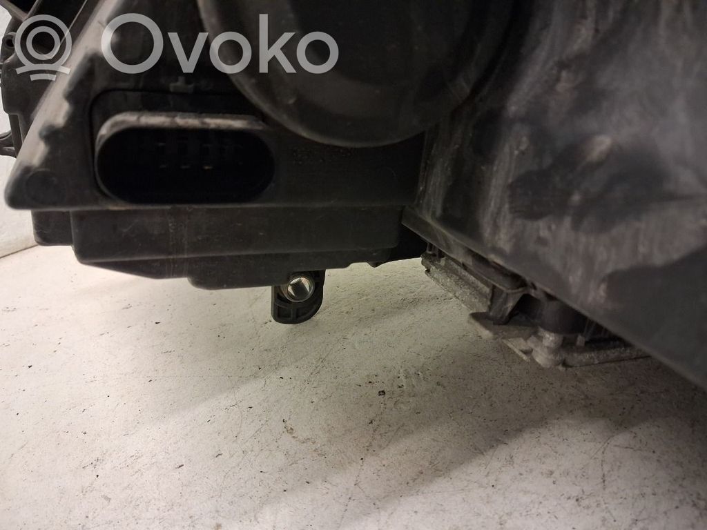 Volkswagen PASSAT B7 Lampa przednia 