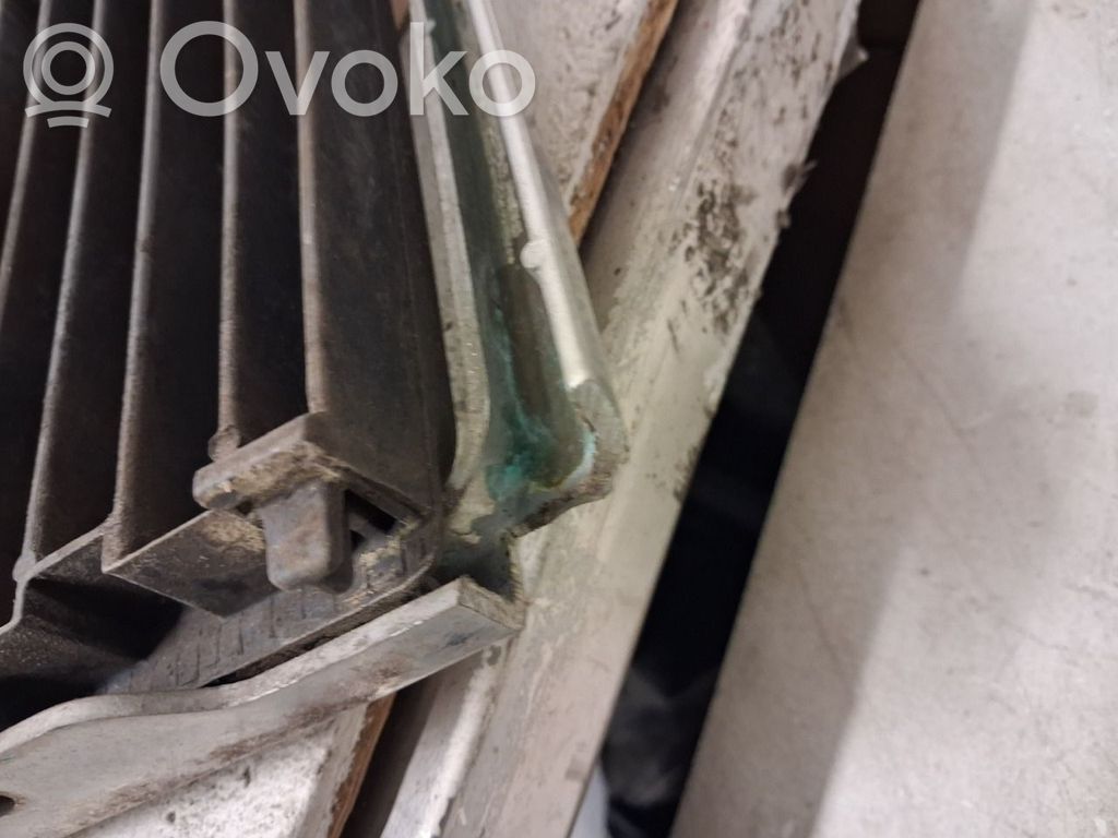 Volvo 740 Etupuskurin alempi jäähdytinsäleikkö 