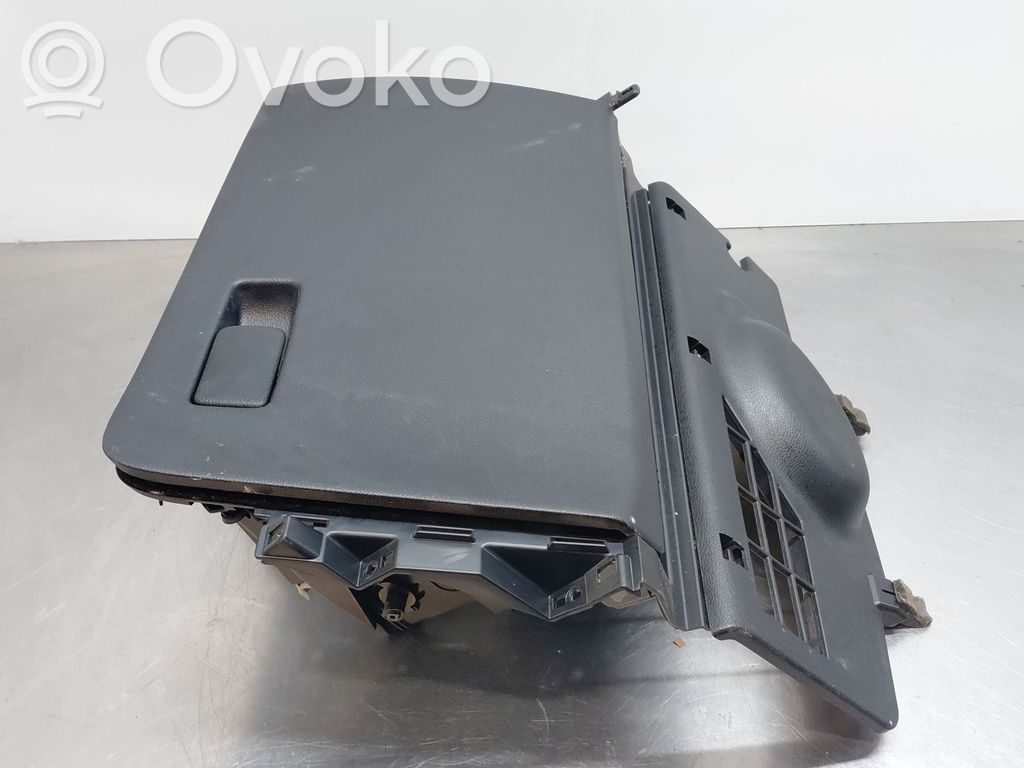 KIA Xceed Glove box 