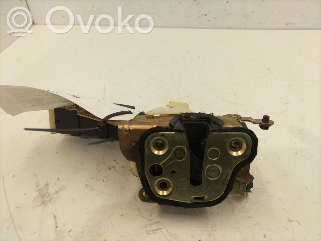 Opel Corsa B Priekšpusē slēdzene 