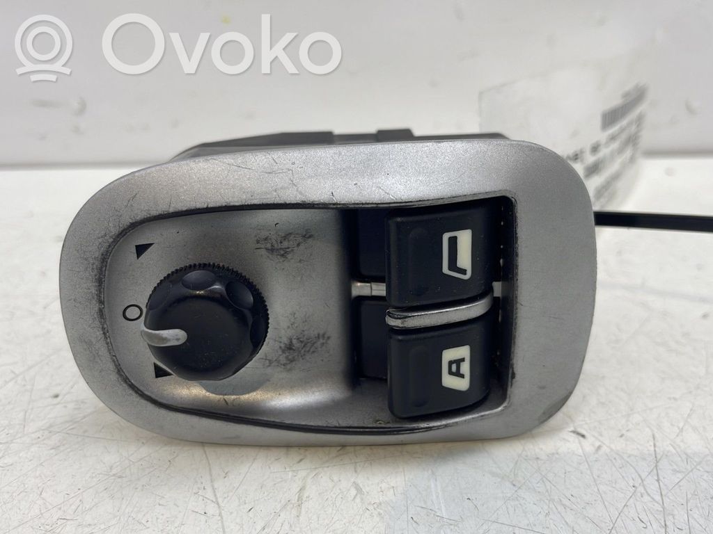 Peugeot 206+ Electric window control switch 