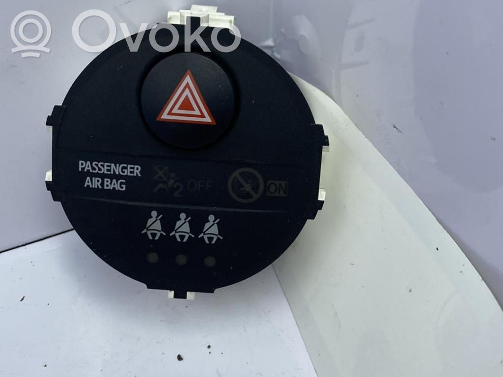Toyota Yaris Przycisk świateł awaryjnych 