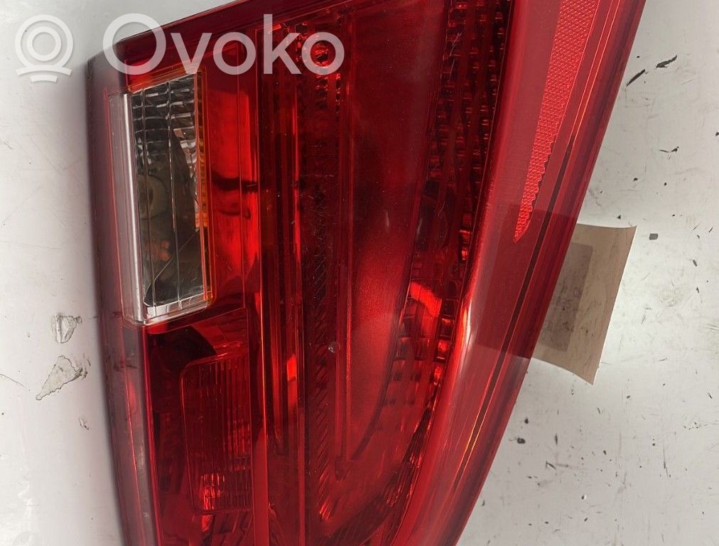 KIA Ceed Galinis žibintas dangtyje 