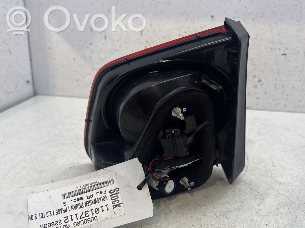 Volkswagen Tiguan Lampă spate în capacul portbagajului 