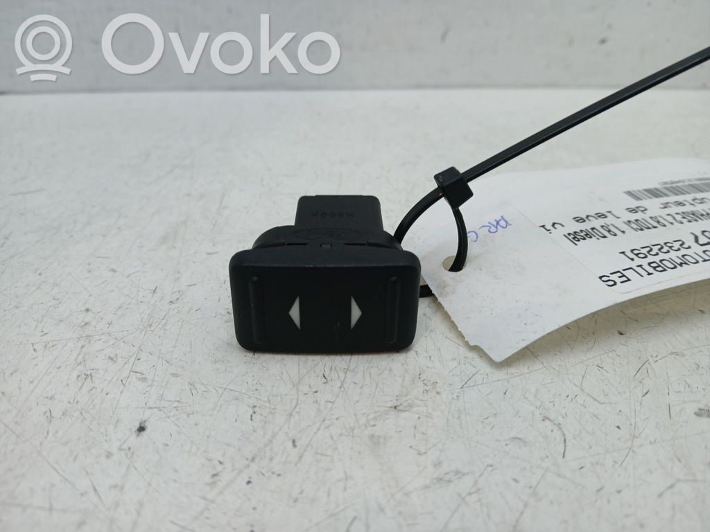 Electric window control switch   1471913