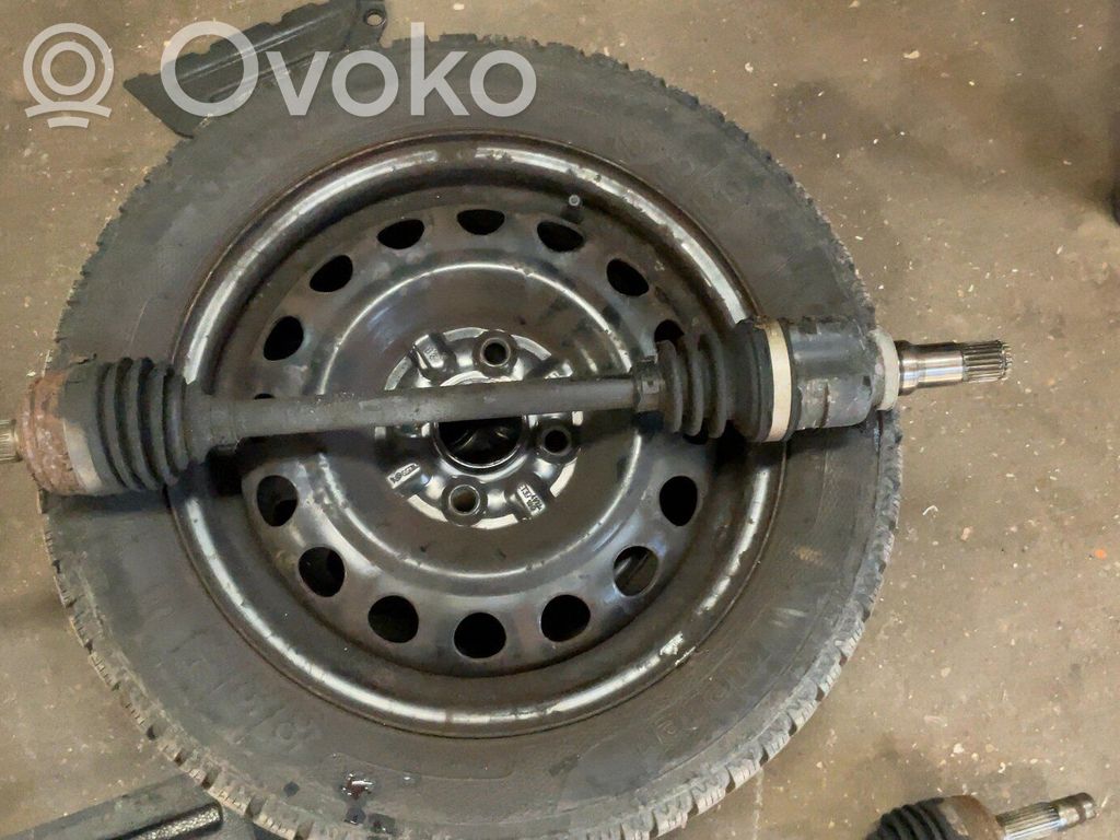 Toyota Aygo AB10 Półoś przednia 