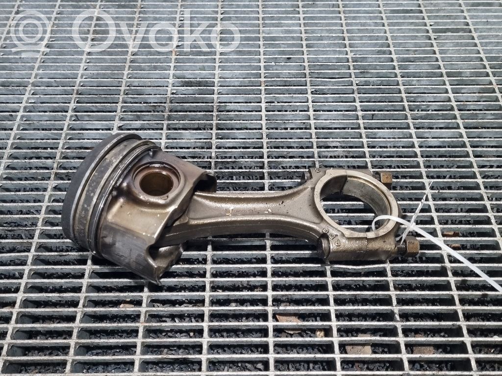 Piston avec bielle