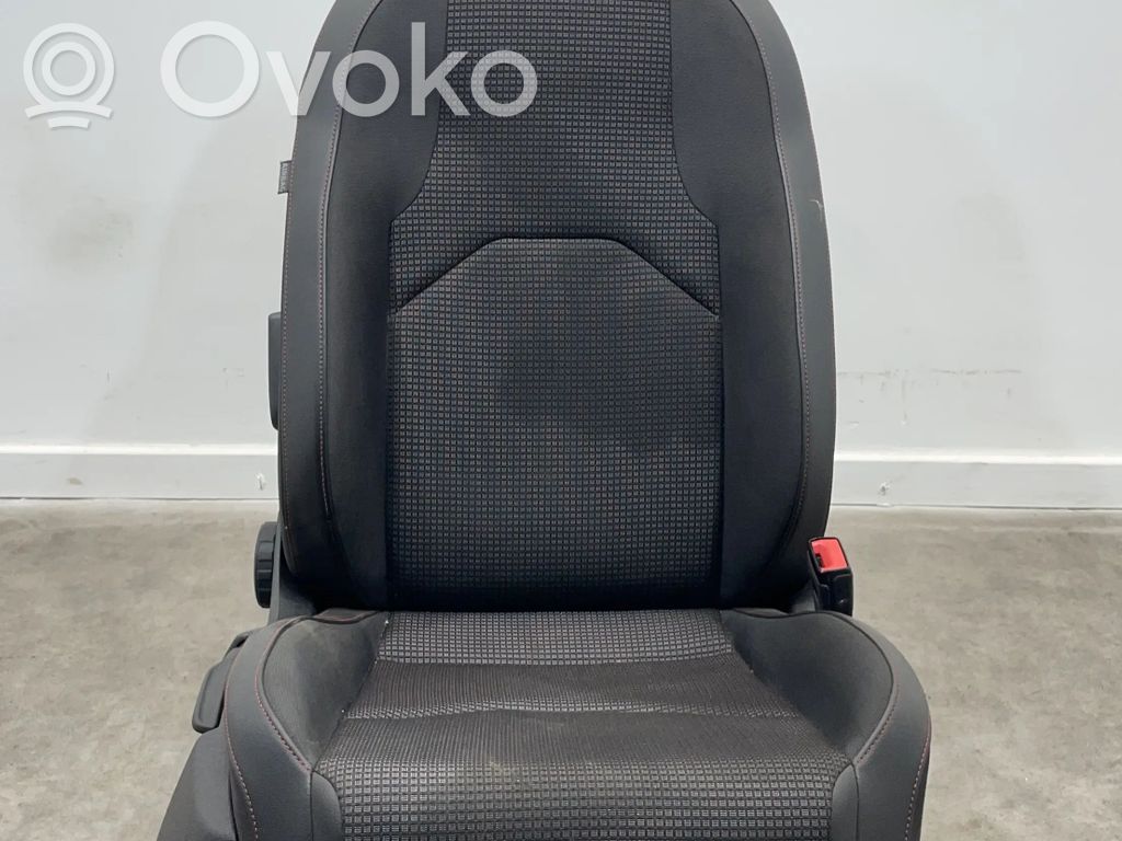 Seat Leon (5F) Etumatkustajan istuin 