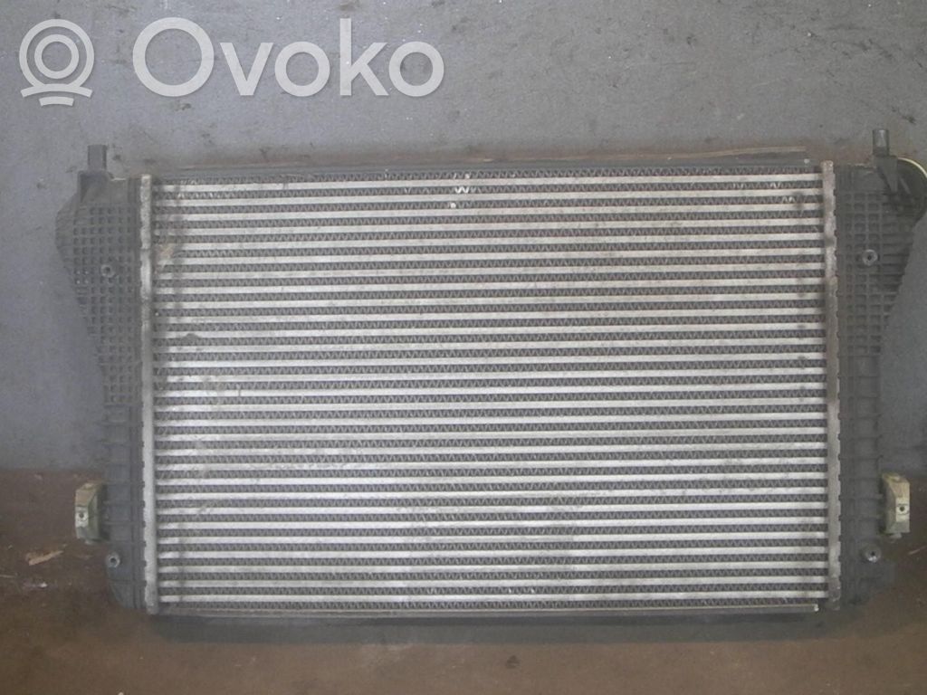 Volkswagen PASSAT B7 Interkūlerio radiatorius 