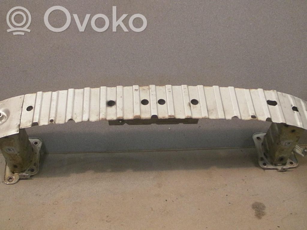 Priekšpusē bampera sija / balka