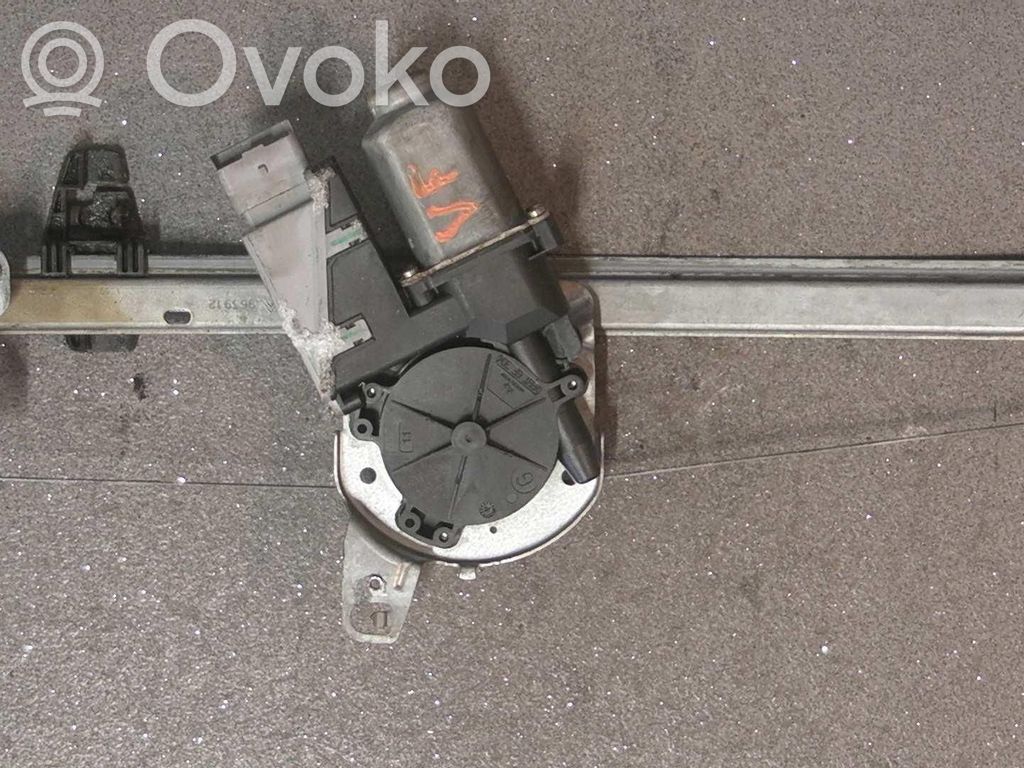 Motor del regulador de la ventanilla de la puerta delantera