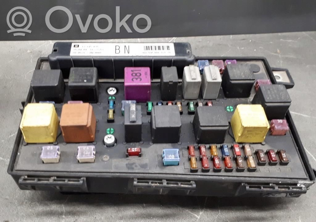 Opel Astra H Relay mounting block 