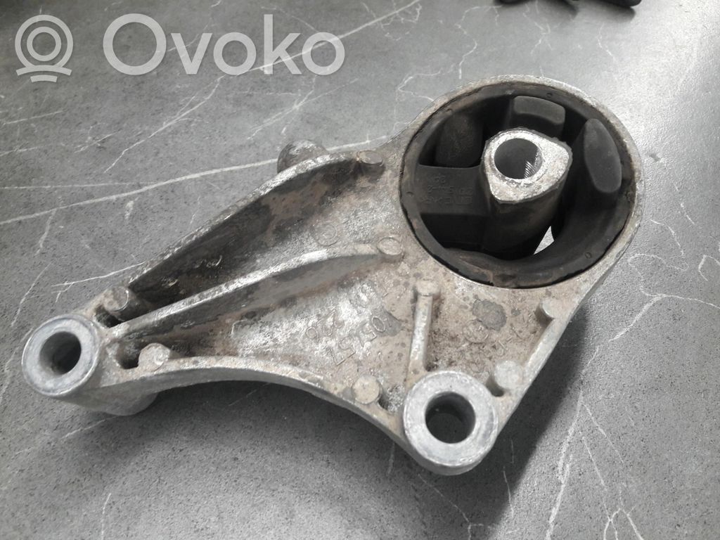 Engine mounting bracket   V05457