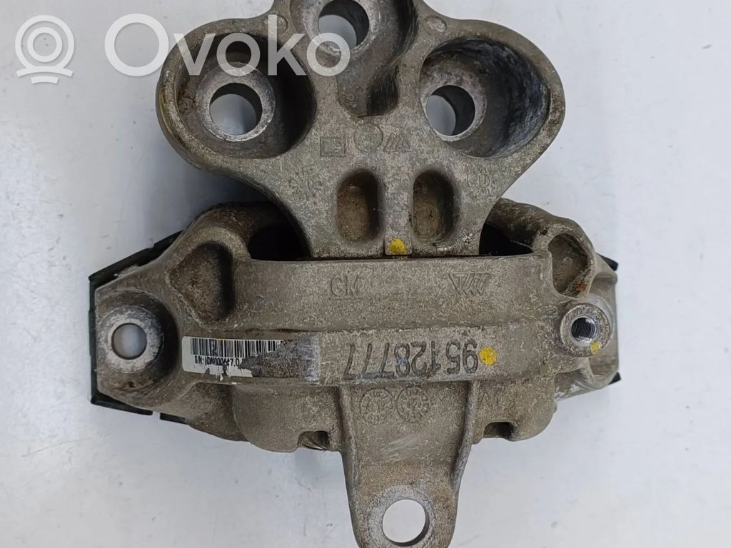 Chevrolet Trax Engine mount bracket 