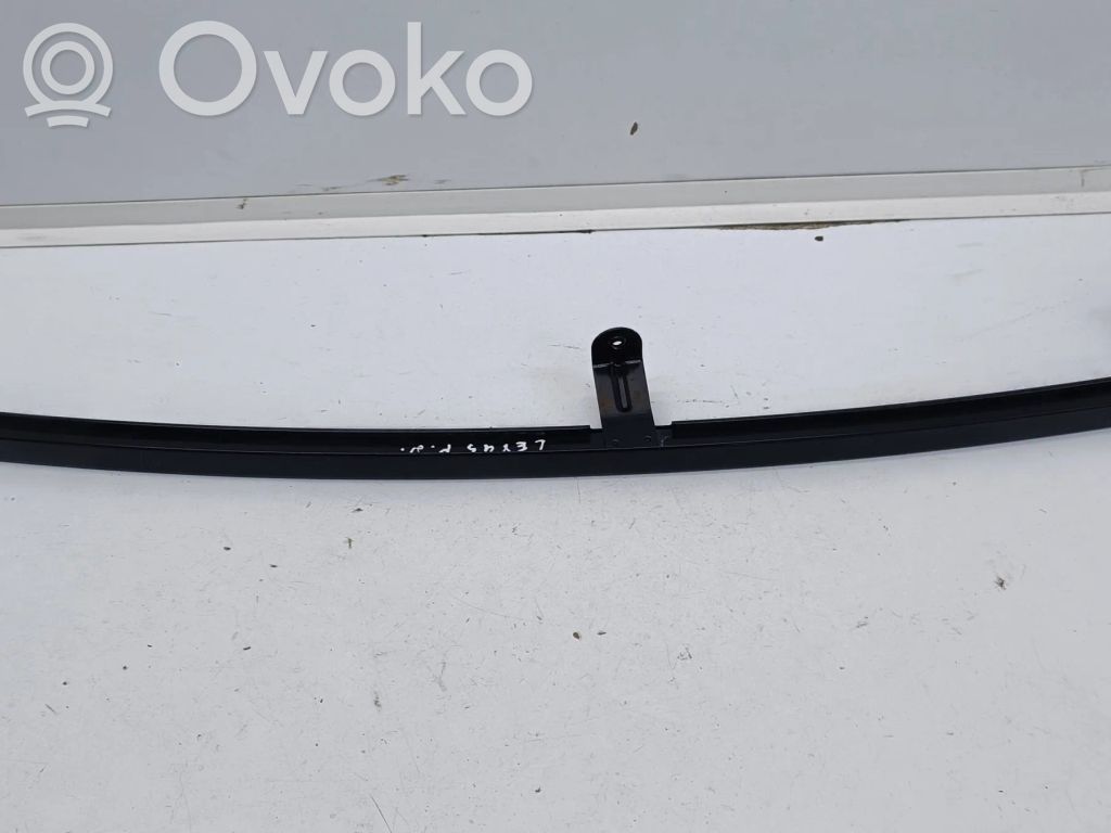 Front door windshield rail