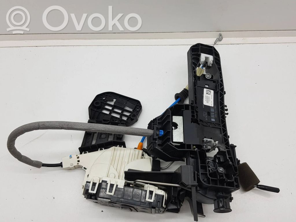 Infiniti Q30 Zamek drzwi przednich 