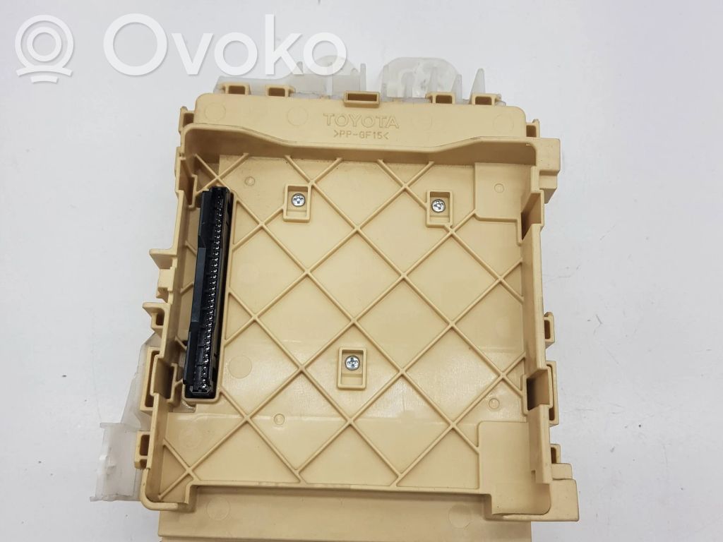 Toyota Auris E180 Saugiklių blokas 