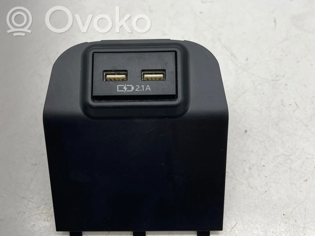 Toyota RAV 4 (XA50) USB socket connector 