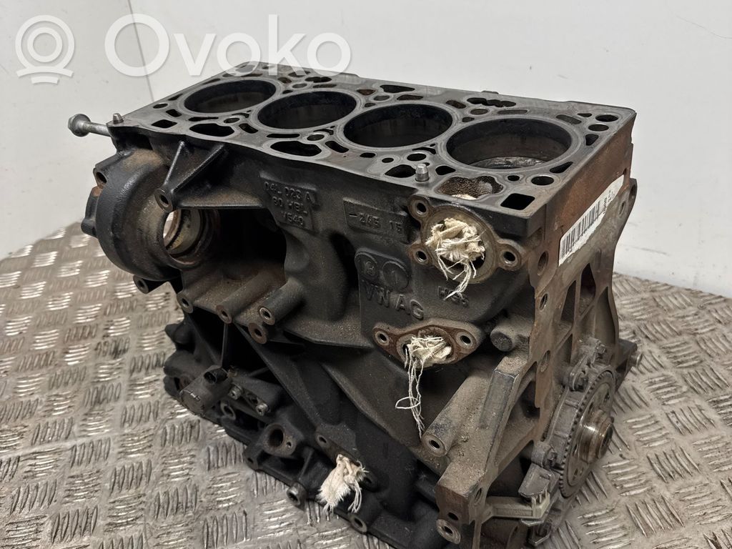 Volkswagen Touran II Engine block 