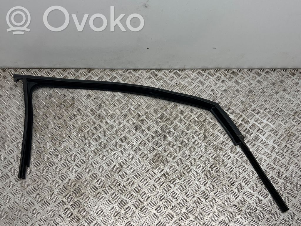 Volkswagen Golf VII Uszczelka szyby drzwi przednich 