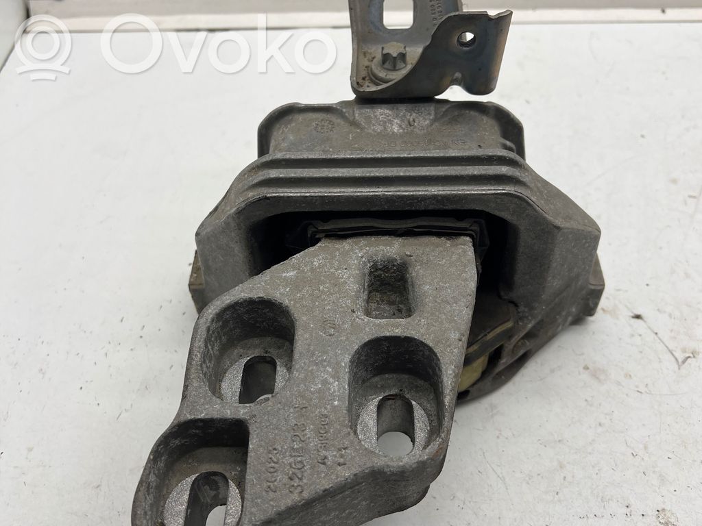 Mercedes-Benz A W176 Engine mount bracket 
